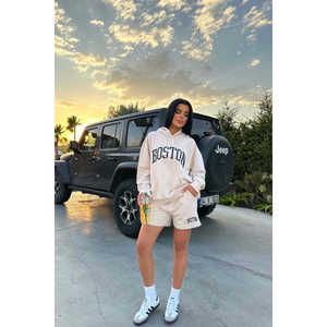 Ensemble décontracté deux pièces beige imprimé jardin avec short au-dessus du genou et haut à logo, taille XS, pour l'été - Product Image 1