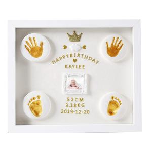 <span class=keywords><strong>Kit</strong></span> de cadre photo en bois de haute qualité, tendance, avec impression UV claire, pour empreintes de pieds et de mains de bébé, date et nom - Product Image 1