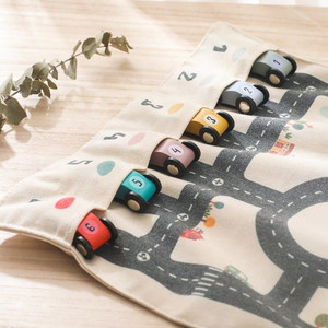 Alfombra de juego educativa de lona para niños con coches de madera para niños de 2 a 4 años, juego de juguetes de aprendizaje sobre el tráfico - Product Image 2
