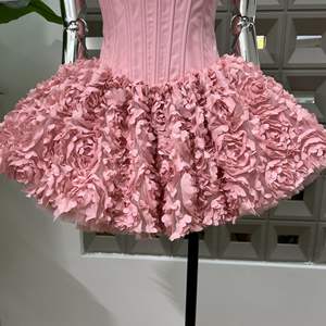 GX25901 Abito <span class=keywords><strong>Mini</strong></span> Elegante da Donna, Stile Boutique, Sexy, Senza Maniche, con Gonna a Balze e Decorazioni Floreali 3D, per Feste Estive - Product Image 4