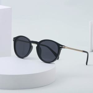 Gafas de Sol Polarizadas con Marco Redondo Estilo Europeo para Mujer, Protección UV400, Marco de Metal y PC, Lentes TAC, Gafas Modernas - Product Image 1