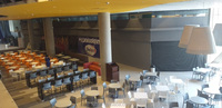Ensemble table et chaises 4 places design moderne pour restaurant et hôtel, avec panneaux décoratifs, idéal pour cantine, centre commercial et aire de restauration