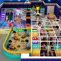 Prix d'usine Équipement de jeu intérieur de luxe à thème avec fosse à sable et gravier, toboggan lumineux, structure de jeu et écran interactif en grille