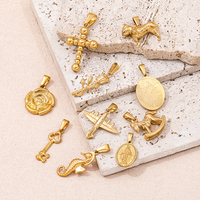 Fenny 18K Plaqué Or Étanche Mode Dainty Rose Hippocampe Avion Licorne Unique Pendentif En Acier Inoxydable Bijoux En Gros