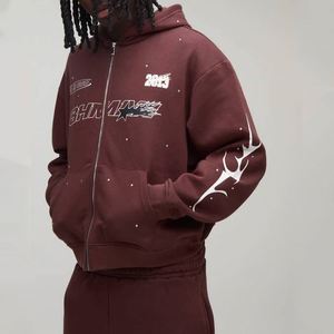 Ensemble de survêtement deux pièces personnalisé pour homme, comprenant un sweat à capuche court zippé à imprimé graphique Racing rouge bordeaux et un pantalon de survêtement évasé - Product Image 3