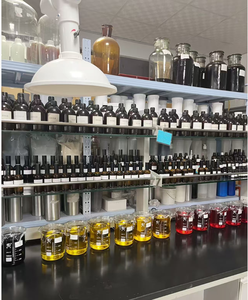 Solutions de parfum et d'huiles essentielles aromatiques en marque blanche OEM/ODM pour la fabrication artisanale de savons et de bougies parfumées - Product Image 2