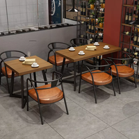 Des tables et des chaises en bois populaires peuvent être utilisées dans les restaurants et les balcons