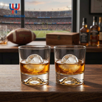 Verres à whisky en cristal de 10 oz style Old Fashioned avec base en forme de ballon de football et 6 pierres réutilisables pour refroidir le whisky, coffret cadeau avec boîte en bois