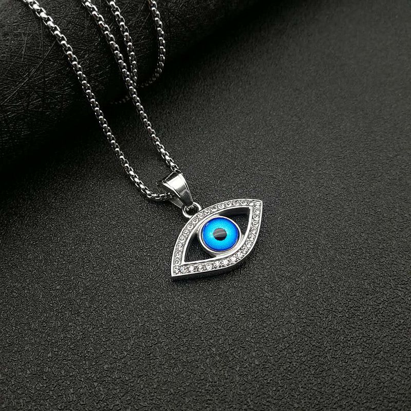 Petit pendentif unique en argent, aux yeux bleus.