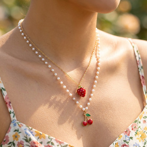 قلادة عصرية جديدة لربيع 2026 بتصميم الفراولة والكرز مع سلسلة لؤلؤية بأسلوب حلو للبيع بالجملة - Product Image 4