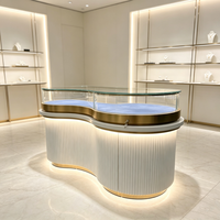 Vitrine à bijoux incurvée moderne, éclairée, en verre, verrouillable, pour boutique