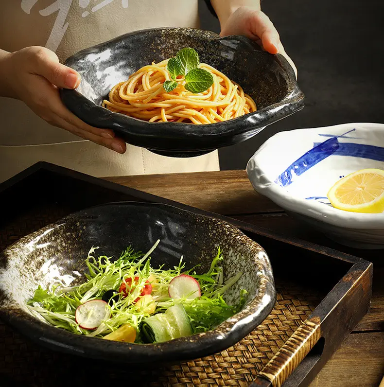 日本の円形の不規則なセラミックディナープレート、レストランの寿司プレート用の高品質のセラミック食器