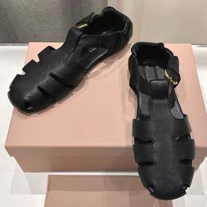 Sandales plates respirantes pour femmes, chaussures de marche confortables de haute qualité pour l'extérieur, chaussures décontractées élégantes MIU - Product Image 3