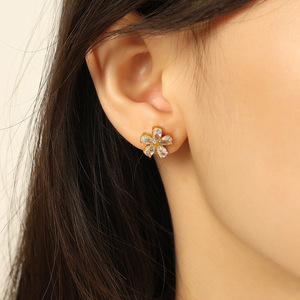 ต่างหูรูปดอกไม้ ประดับเพชรเซอร์โคเนียมสีขาว ตัวเรือนทอง ดีไซน์แบบหนีบ เหมาะสำหรับใส่ทุกวัน ต่างหูคริสตัลสำหรับผู้หญิง - Product Image 4