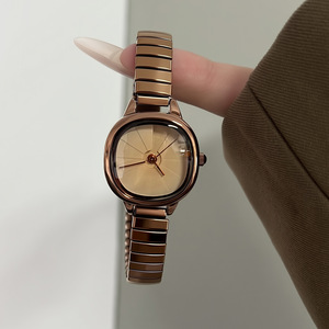 Montre rétro à bracelet élastique pour femme, style décontracté, bracelet en acier élastique, montre carrée extrêmement simple, vente en gros - Product Image 5
