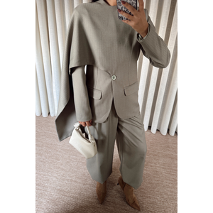 Conjunto de Chaqueta y Pantalones Modelo Massim Color Caqui para Mujer con Cuello Chal - Product Image 2