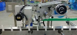 NY-821 tüp silindirik ürün için kağıt rulosu özelleştirilmiş yatay In-Line döner etiketleme makinesi entegre paketleme hattı - Product Image 5