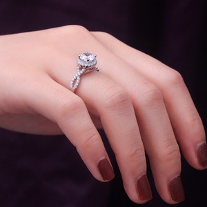 F1279 Anello di Fidanzamento Classico da Donna con Diamante Sintetico Coltivato in Laboratorio Taglio Brillante Rotondo Stile Halo - Product Image 3