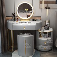 Bureau de toilette de luxe moderne avec armoire latérale ronde et bordure en cuir, 360 °   Miroir LED et pieds en fer plaqué or.