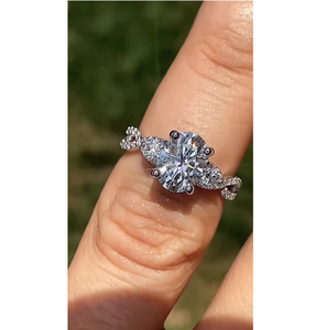 Bague de fiançailles ovale en diamant de laboratoire 1 carat, or jaune 14 carats, bijoux de mariée en grappe, élégant cadeau de joaillerie fine - Product Image 1