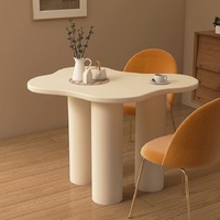 Table à manger moderne en bois de style nordique pour la maison, l'hôtel ou la villa.