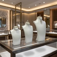 DEYI Présentoir à bijoux en forme de collier avec anneau métallique, modèle de cou de mannequin en cuir brossé, accessoire pour présentoirs