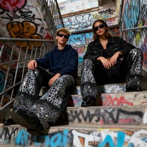 Jeans Unisex de Pierna Ancha con Diseño Personalizado, Patrón de Encaje y Pedrería, Estilo Hip-Hop Urbano, Lavado Oscuro y Efecto Desgastado, Última Colección 2025 - Product Image 4