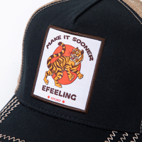 Casquette de camionneur à cinq panneaux en maille avec points de couleur contrastée et motif animal tissé