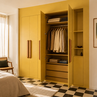 Armoire intégrée moderne rétro personnalisée en laque jaune avec poignées en bois, armoire de chambre à coucher pleine hauteur