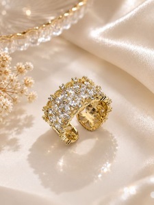 Anello di Cristallo Placcato Oro 18K con Incastonatura a Pavé, Fede Nuziale Unisex, Gioiello di Lusso da Regalo - Product Image 3