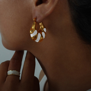 <span class=keywords><strong>Orecchini</strong></span> Artistici in <span class=keywords><strong>Acciaio</strong></span> Inossidabile con Design Circolare Bianco e Nero a Goccia d'Olio, Forma Geometrica Traforata per Ragazze, Vendita all'Ingrosso - Product Image 6