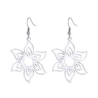 Boucles d'oreilles pendantes Gaovo Cottagecore minimalistes et délicates à 3 couches avec fleur découpée, en acier inoxydable, polyvalentes et résistantes au ternissement