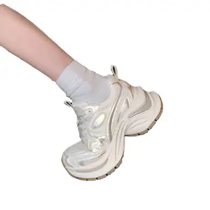 حذاء رياضي فضي للنساء ذو نعل سميك بتصميم جديد وعصري للربيع لعام 2024 مصنوع من الجلد المطاط + الألياف الدقيقة