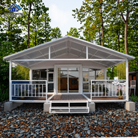 Maison modulaire préfabriquée moderne avec véranda couverte, entrée en verre, plusieurs fenêtres pour jardin, maison modulaire portable pour extérieur