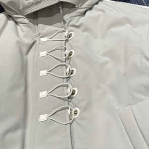 Chaqueta de Plumón con Capucha Desmontable Gris con Logotipo Personalizado, Chaqueta Abrigada de Invierno para Hombre - Product Image 4