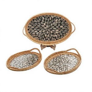 Ensemble de trois plateaux de service de tailles différentes en rotin et nacre, pour servir des desserts et des fruits, pour une utilisation en cuisine. - Product Image 1