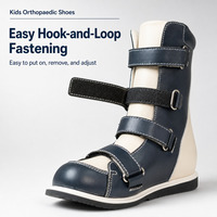 Chaussures orthopédiques pour enfants, bleu marine et beige, à tige haute, avec soutien du pied, fermetures auto-agrippantes réglables, bout arrondi et semelle antidérapante.