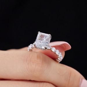 Bague Dylam Fine Dainty Classic Design en argent sterling massif plaqué rhodium, sertie de 4 carats de zirconiums cubiques 8A. - Product Image 3