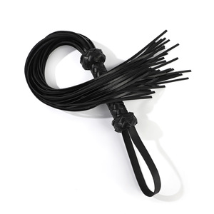 Látigo de Cuero Tejido a Mano Negro de 100 cm para Uso como Juguete para Adultos - Product Image 1