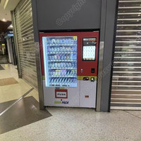 Distributeur automatique de cartes grand écran tactile avec système d'ascenseur avec autocollant personnaliser pour la vente produit mince