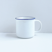 Lot de tasses à café de camping en émail couleurs assorties avec rebord argenté – Offre en gros pour professionnels et commandes en gros