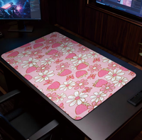 Tapis de souris mignon à motifs floraux et fraises pour espaces de travail et chambres. Motifs de camping amusants avec des fleurs roses et des fraises.