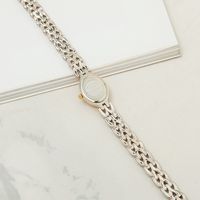 Montre à quartz de luxe légère sculptée en or ovale rétro avec bracelet en diamant pour femmes inventaire neuf