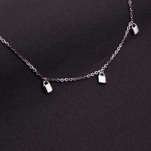 Collar de joyería de acero inoxidable simple que no <span class=keywords><strong>se</strong></span> deslustra, colgante de candado pequeño chapado en oro de 18 quilates, collar de estrangulamiento - Product Image 2