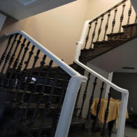 Rampe d'escalier intérieur moderne personnalisée en fonte avec acier et laiton pour villa