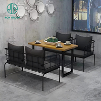 Ensemble de meubles de restaurant, café et bar moderne, tables à manger en bois et canapés avec sièges en tissu, design moderne et simple