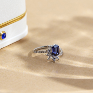 แหวนหมั้นพลอยสีน้ำเงินทรงมรกต รุ่น MSR-1696 จาก Messi Jewelry ทำจากแพลตตินัม - Product Image 2