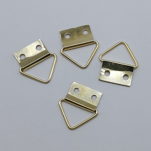Support triangulaire doré à suspendre avec deux trous pour décorations murales de mariage - Product Image 1