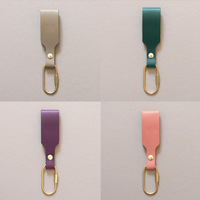 Porte-clés minimaliste en cuir PU avec anneau plat en laiton, gravure personnalisée de texte et logos disponibles, porte-clés de voiture individuel