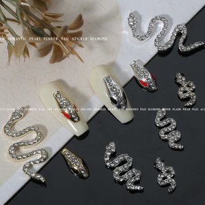 Paso Sico Édition Nouvel An – Accessoire d'onglerie rétro glamour en alliage en forme de serpent – Ongles 3D scintillants entièrement ornés de strass - Product Image 4